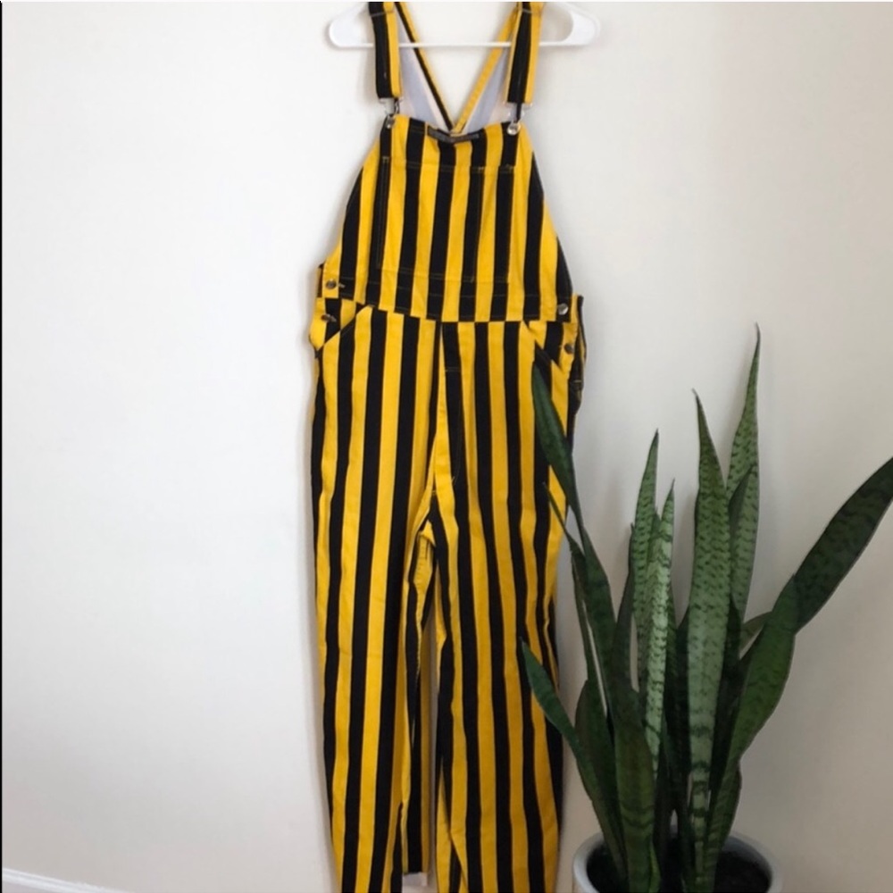 YELLOW AND BLACK GAMEDAY GAMEBIB